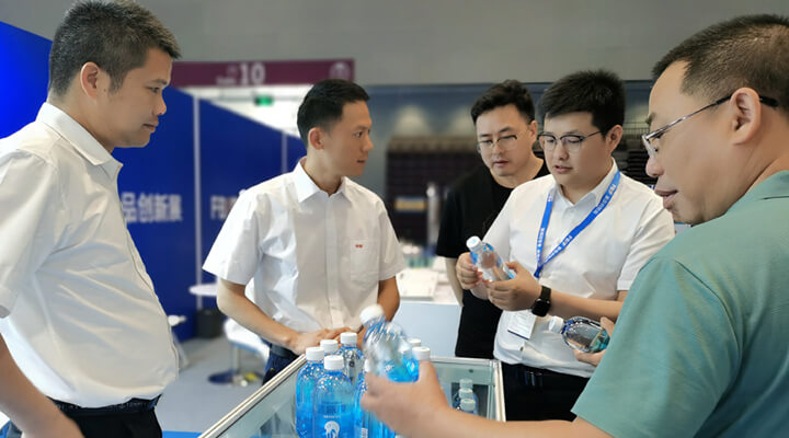 FBIF 2023 | Huayan Precision Machinery a fait ses débuts avec des bouteilles d'emballage créatives en dégradé